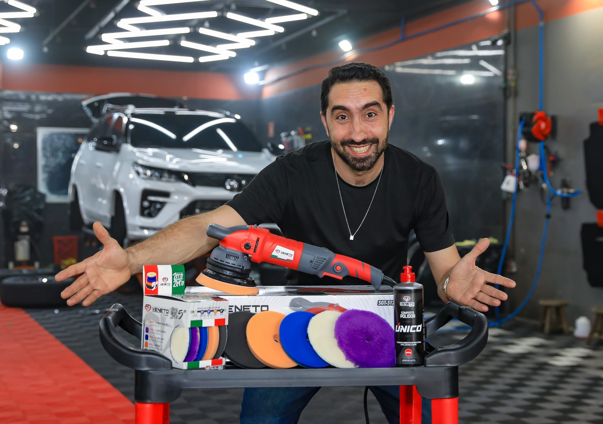 Tarcísio Vaglieri com politriz, boinas e produtos de estética automotiva